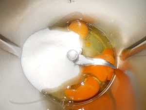 Batir el huevo y el azúcar.
