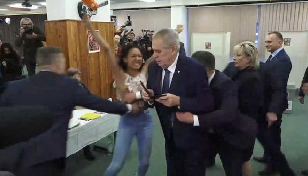 Οι χρήσιμες ηλίθιες ξανά κτύπησαν πάντα υπέρ του συστήματος:«Είσαι πόρνη του Πούτιν» είπε Femen στον Τσέχο πρόεδρο (βίντεο) Οι χρήσιμες ηλίθιες ξανά κτύπησαν πάντα υπέρ του συστήματος:«Είσαι πόρνη του Πούτιν» είπε Femen στον Τσέχο πρόεδρο (βίντεο)