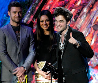 8 Junio-Las 5 razones por las que Robert Pattinson salvó los MTV Movie Awards  Pattinsonlife-MTVMA-3+%25281%2529