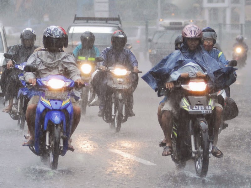 Tips menghadapi musim hujan bagi pengendara motor gasmentok.blogspot.com
