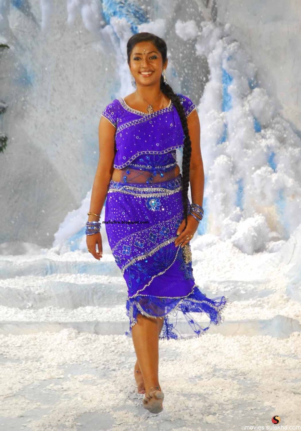 Indian Actress Gallery : Rare Collections: Navya Nair Cleavage & Navel Show