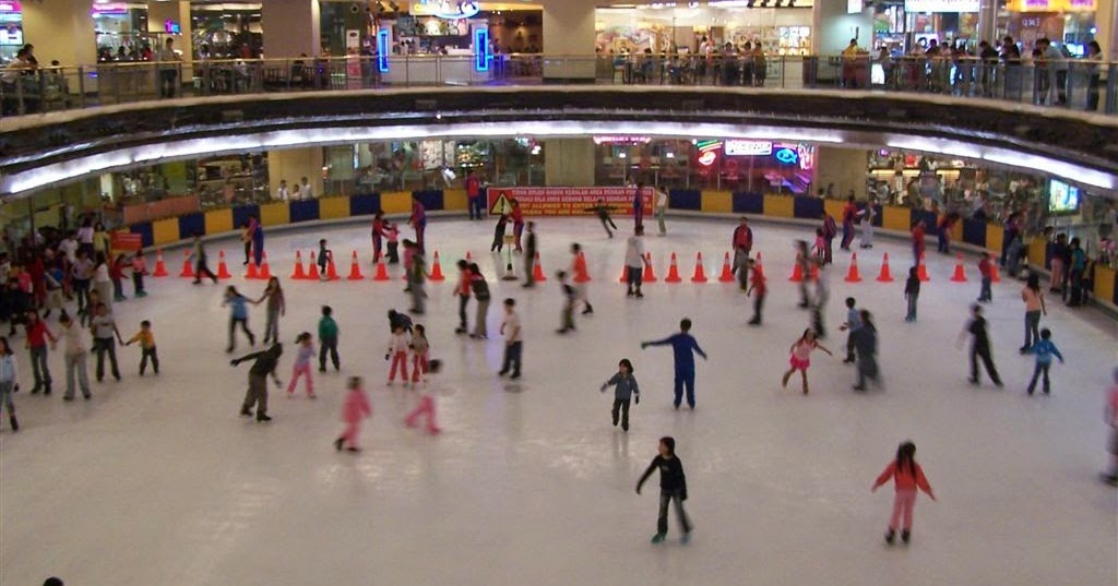 TIAN BOOK BERMAIN ICE SKATING DI MALL TAMAN ANGGREK JAKARTA