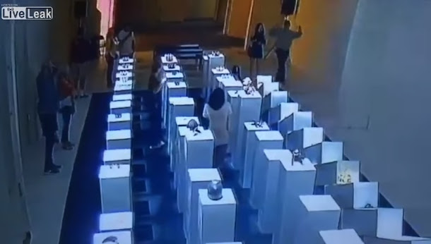 美國洛杉磯一名女子近日參觀展覽,自拍卻引發骨牌效應,使得價值不菲的藝術品就這樣毀了! 美國洛杉磯一名女子近日參觀展覽,自拍卻引發骨牌效應,使得價值不菲的藝術品就這樣毀了!
