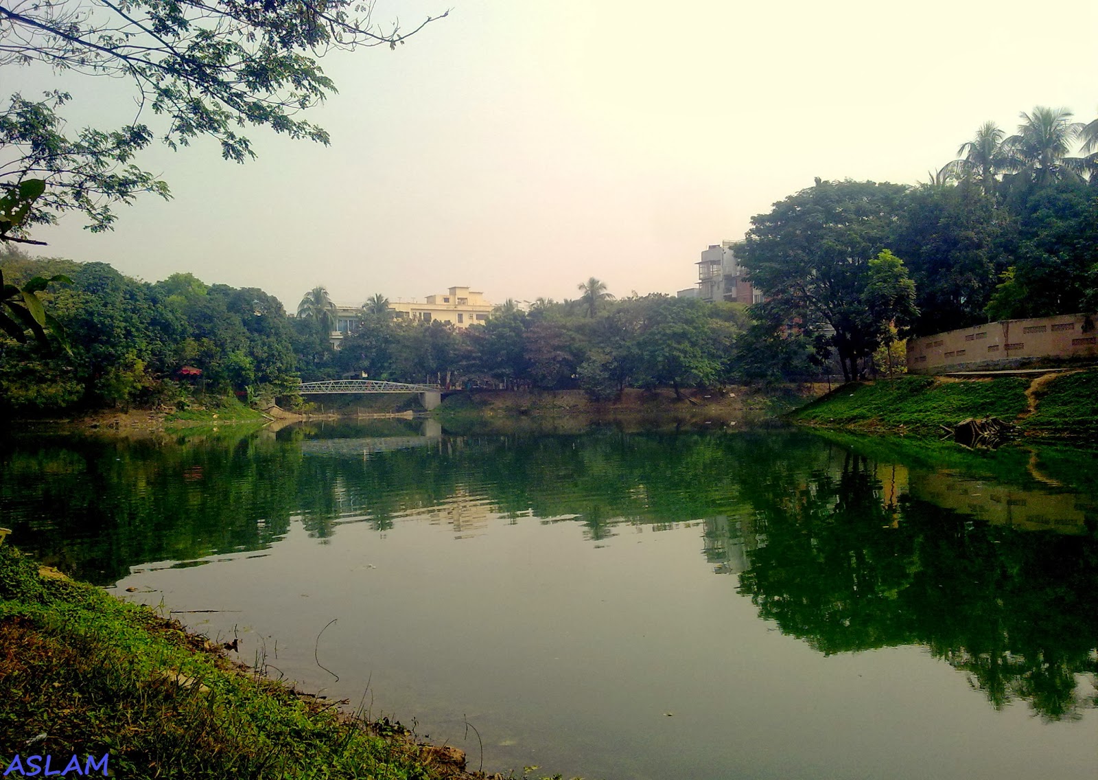 Dhanmondi Lake in Dhaka Dhanmondi Lake in Dhaka