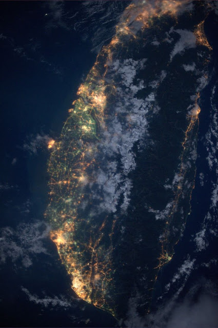 从太空望下的台湾夜景