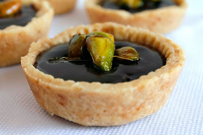 Tartaleta rellena de crema de chocolate con pistachos caramelizados