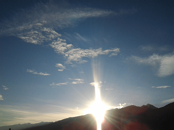 Sperimentazione dei tablet in Albosaggia (Sondrio): Sole all'alba con poche  nuvole sparse