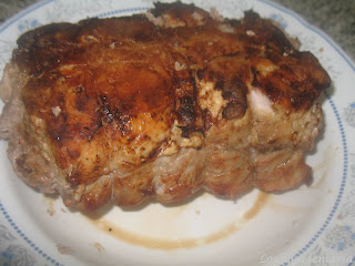 Lomo de cerdo relleno con guarnición de guisantes