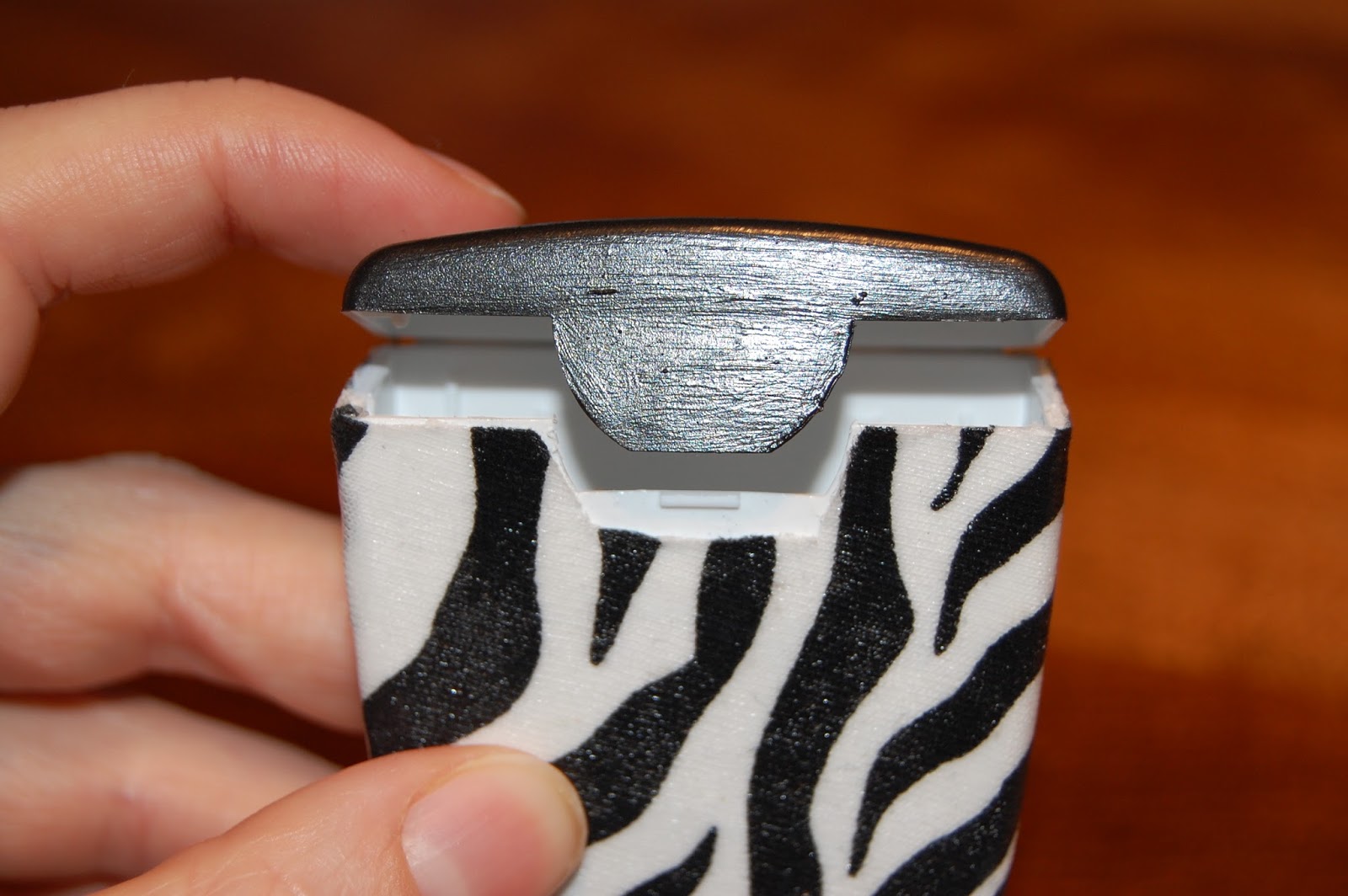Fancyfree crafts DIY bobbypin holder from a dental floss container