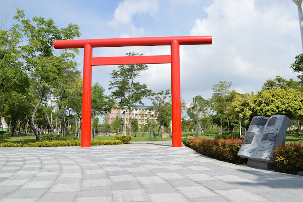 空軍官校旁的航空教育展示館,每日8時至下午17時營業,館內以懸吊方式展示多架歷史戰機。 空軍官校旁的航空教育展示館,每日8時至下午17時營業,館內以懸吊方式展示多架歷史戰機。