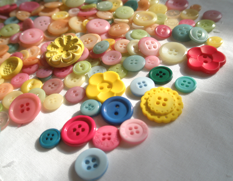 fiberluscious How to Dye New and Vintage Buttons Tutorial