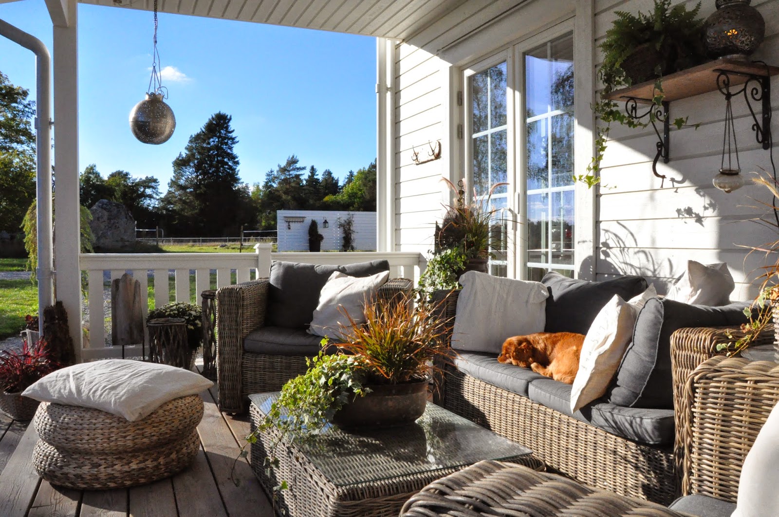 Den Vita Drömgården Vårt New England inspirerade hus med stall