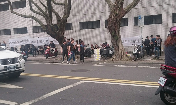 某一不知名統派團體20日上午9時2多分群聚博愛路、貴陽街口抗議;其中一人士則對警方一直嗆說,「你想怎麼樣」。 某一不知名統派團體20日上午9時2多分群聚博愛路、貴陽街口抗議;其中一人士則對警方一直嗆說,「你想怎麼樣」。