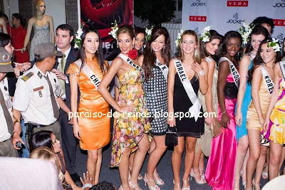 SEASON - 2012 - Những yếu tố làm nên một Hoa hậu quốc tế - Page 2 056Miss+Universe+2008%252C+Vietnam+Tour+%252823%2529