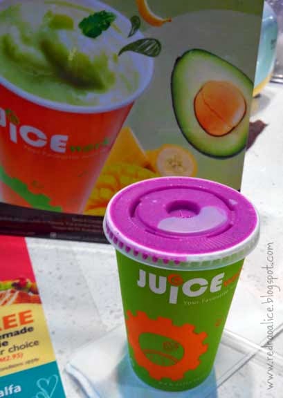 Dragon Fruit Juice Food lover, foodgasm, Malaysian Cuisine, Malaysian Food, Best food in Malaysia, Travel to Malaysia, What to eat in Malaysia, Dragon fruit, Dragon fruit juice, Food bloggers in Pakistan, Teh tarik, Milk Tea