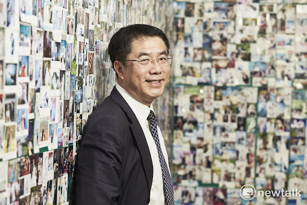 立委黃偉哲國會辦公室有幾面牆貼著他參加選區民眾婚禮的謝卡,這是與選民分享愛的見證。 立委黃偉哲國會辦公室有幾面牆貼著他參加選區民眾婚禮的謝卡,這是與選民分享愛的見證。