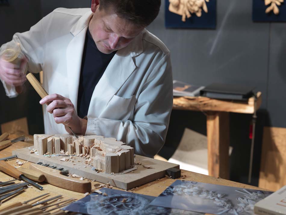 ORNAMENTSCHNITZER Patrick Damiaens: Geschnitzter Holztäfelungen