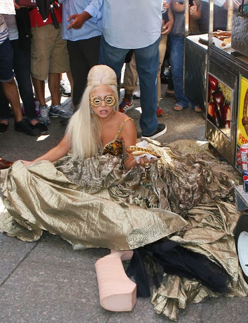 15 Pics Of Female Celebrities Falling Down - Ye Kya Chutiyapa Hai