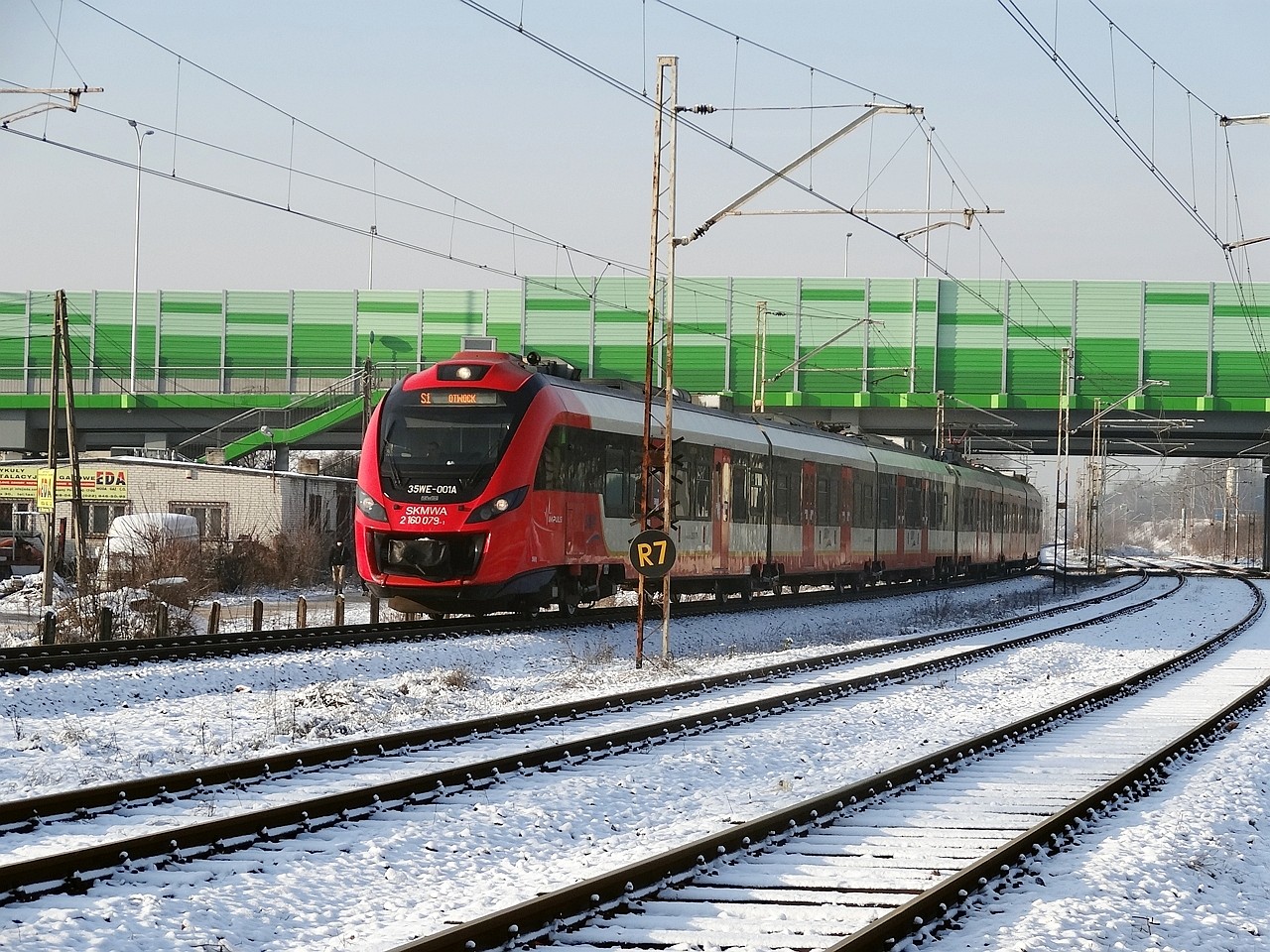 35WE-001 zbliża się do przystanku Warszawa Gocławek