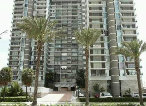 Apartamento com Vista Incrível para a Cidade e o Oceano em Hallandale Beach, Miami $398,000