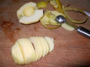 Pelar y cortar las manzanas.