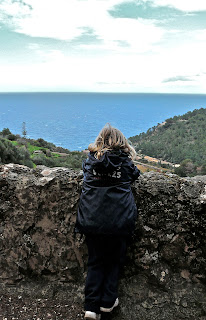 Niña con vistas al mar mediterráneo. Excursión Esporles - Banyalbufar. Sierra de Tramuntana. Malllorca Niña con vistas al mar mediterráneo. Excursión Esporles - Banyalbufar. Sierra de Tramuntana. Malllorca