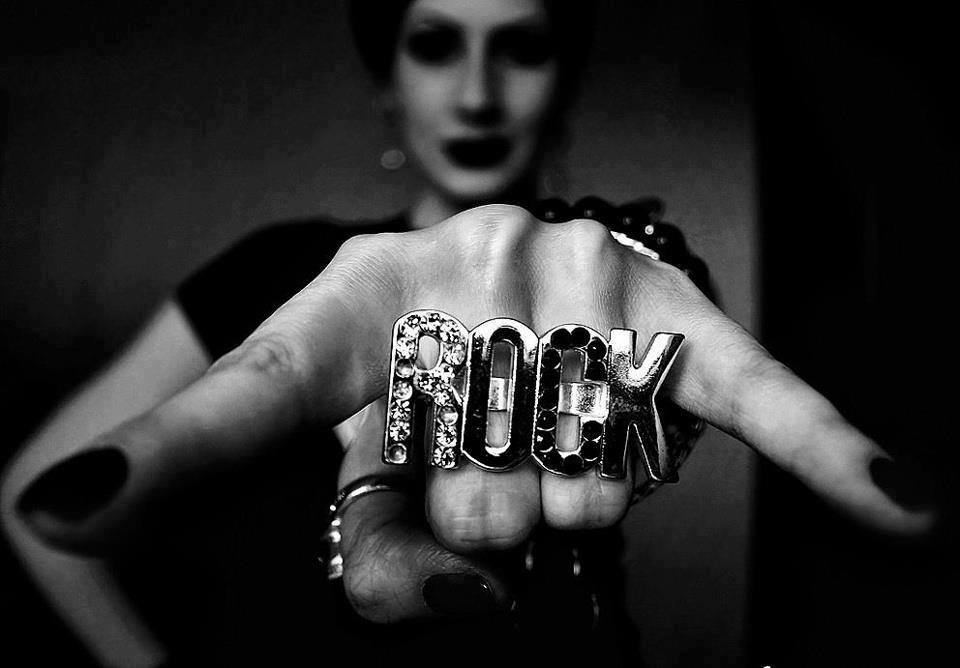 Длинноволосый роке любит поебушки со своей телочкой голой Длинноволосый роке любит поебушки со своей телочкой голой