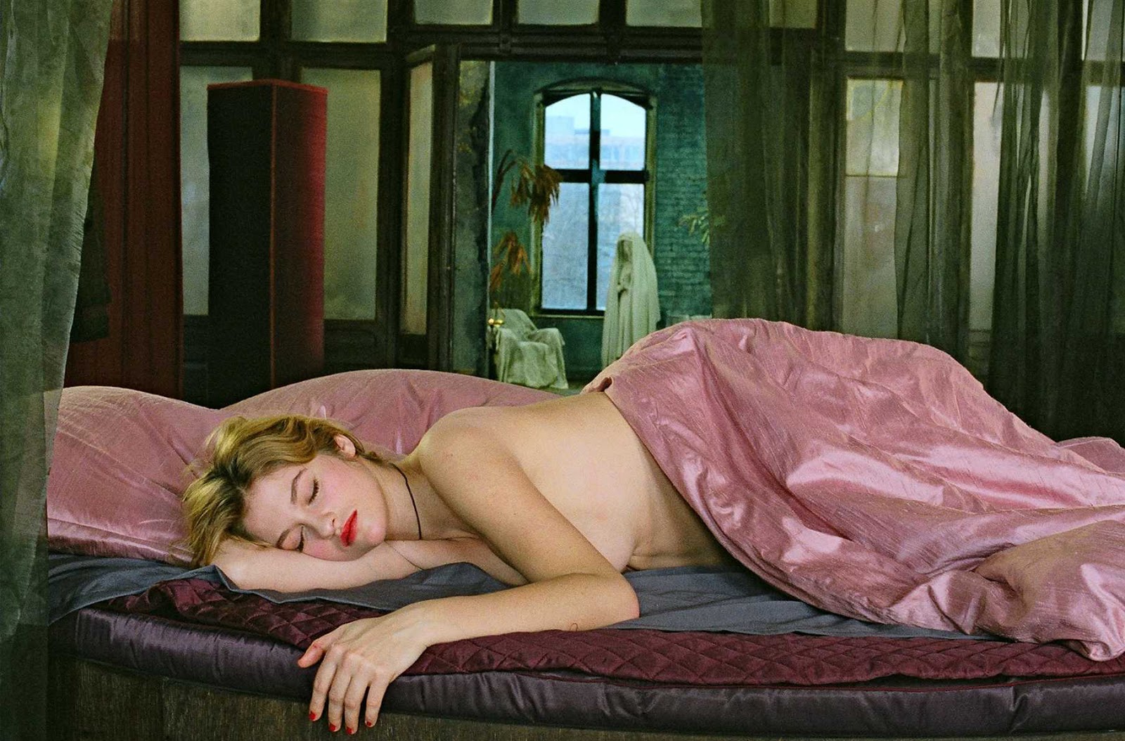 Голая жена спит на кровате фото