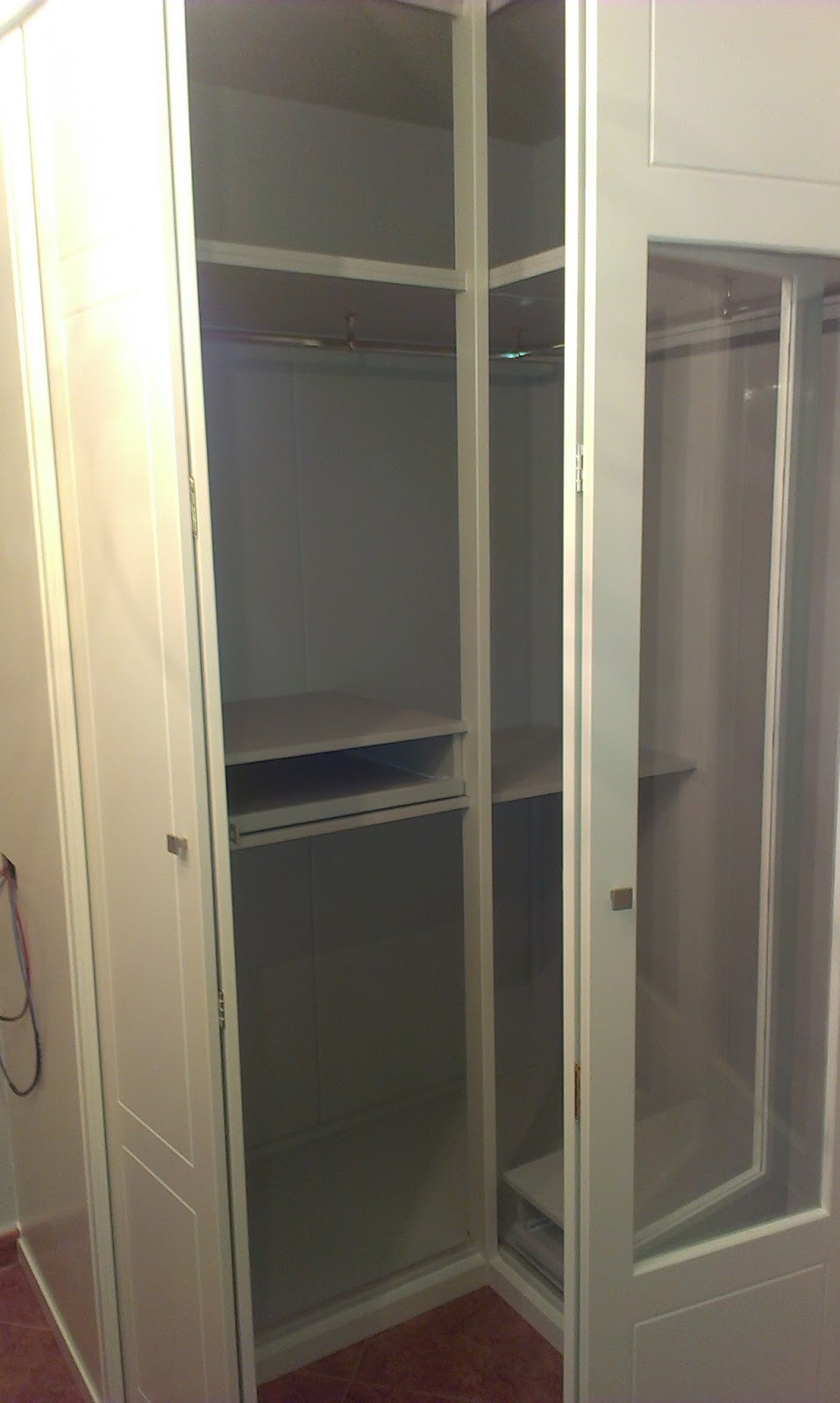 MUEBLES A MEDIDA: Armario de esquina lacado en blanco con 4 puertas con