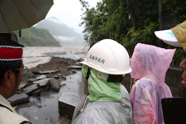 豪雨不斷,為擔心土石流威脅到山區居民安全,高雄市政府今 (18) 日指出,截至昨晚為止,包括桃源、那瑪夏等5個行政區共撤離4288人。資料照片。 豪雨不斷,為擔心土石流威脅到山區居民安全,高雄市政府今 (18) 日指出,截至昨晚為止,包括桃源、那瑪夏等5個行政區共撤離4288人。資料照片。