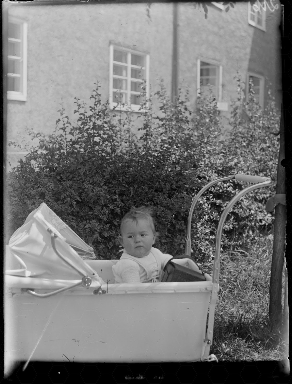 Kind im Kinderwagen - vor 1960