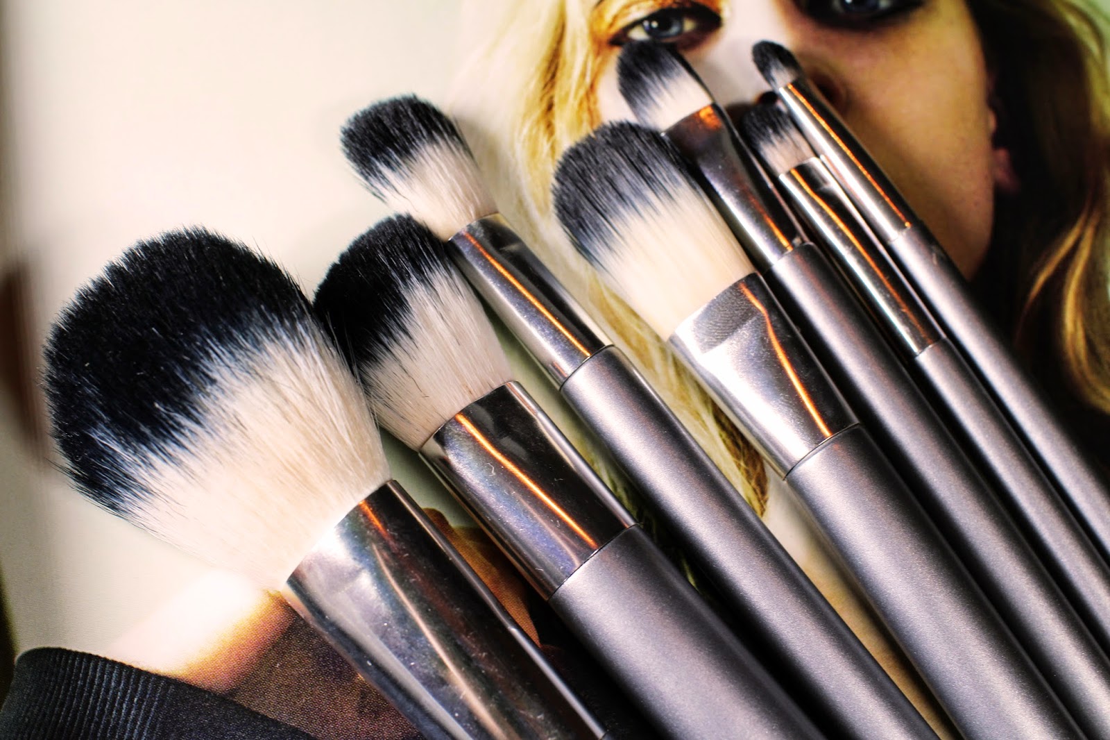 ALIZARIN Target Up & Up Brush Review