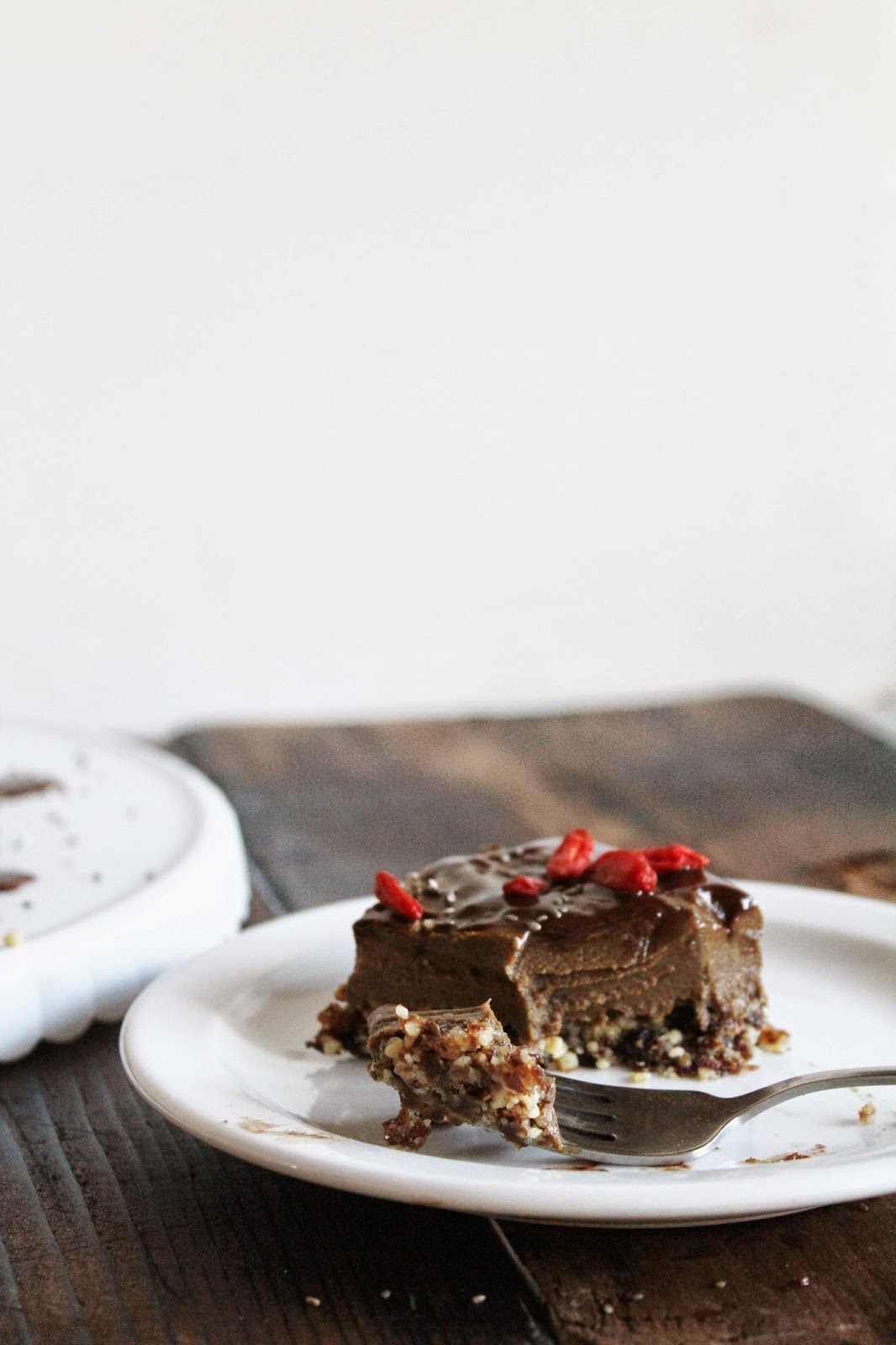 This Rawsome Vegan Life AVOCADO CHOCOLATE MOUSSE CAKE with GOJI BERRIES