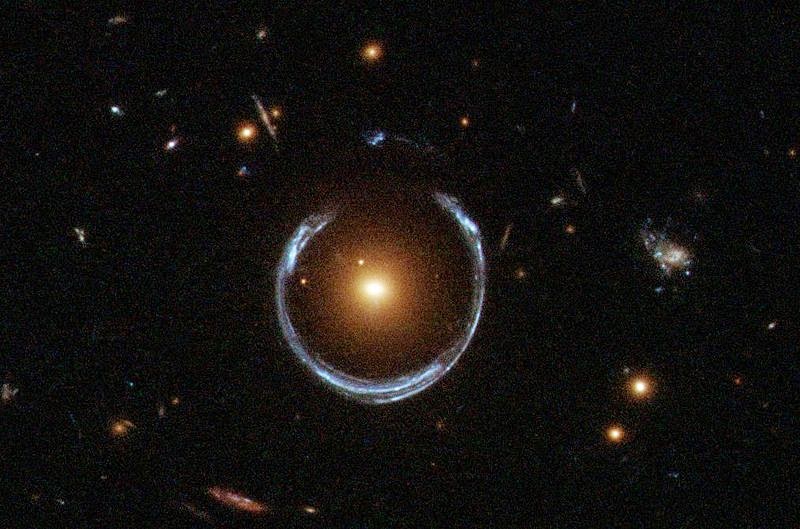 [Imagen: 800px-A_Horseshoe_Einstein_Ring_from_Hubble.JPG]