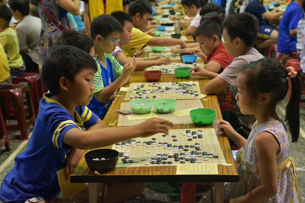南投縣長盃圍棋公開賽今(13)日在康壽國小舉行,吸引全國各地大小棋手約400人參加,小朋友們專注於棋盤上的黑白之爭。 南投縣長盃圍棋公開賽今(13)日在康壽國小舉行,吸引全國各地大小棋手約400人參加,小朋友們專注於棋盤上的黑白之爭。