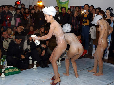 dicopasdong.blogspot.com - Promosi Sabun di China : Telanjang di Depan Umum !!