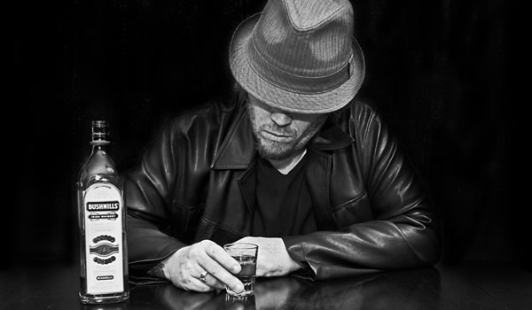 [Imagem: homem-pensando-garrafa-whisky.jpg]