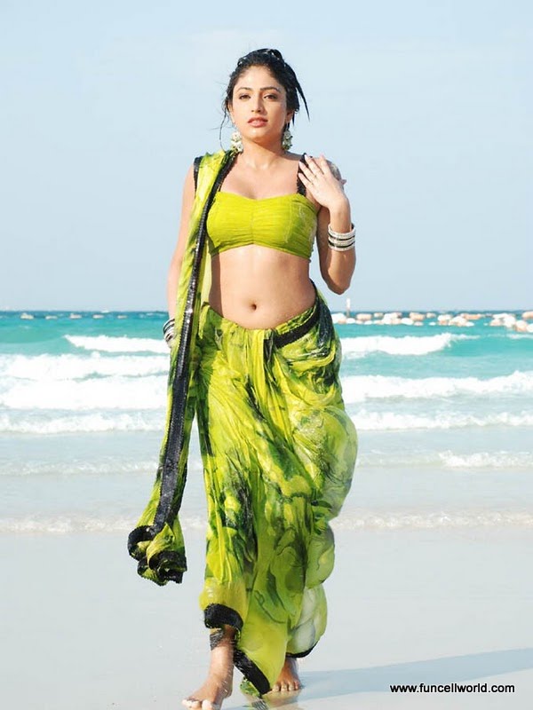 ஹரிப் பிரியா(hari priya) Haripriya+in+green+saree+showing+blouse+-+navel+-+in+beech