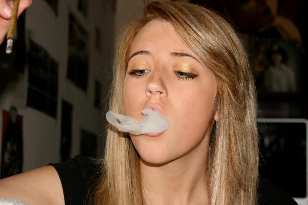 Kaliteli Resim Smoke Girls HD Wallpapers Sigara içen Kızlar Duvar