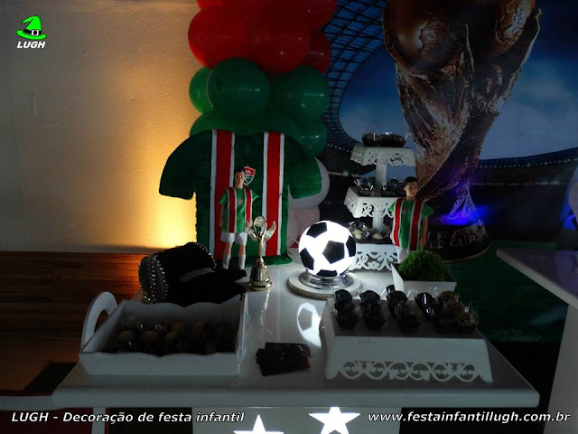 Tema Futebol - Decoração provençal simples Mesa decorativa de futebol para aniversário infantil