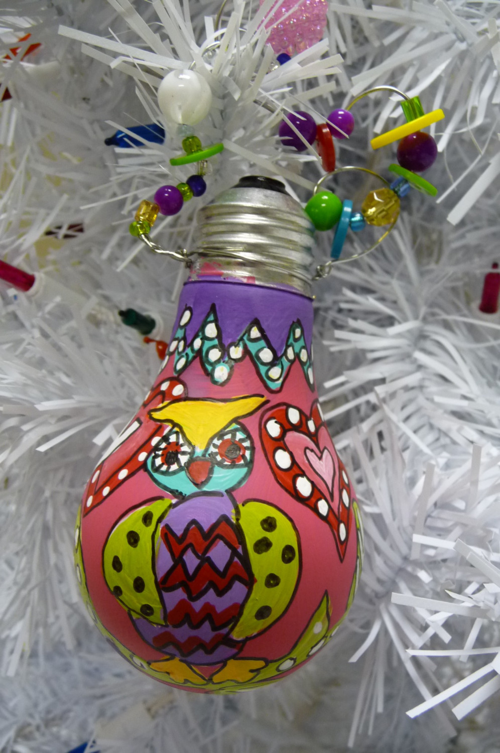 Interesting ideas for decor: Елочные игрушки из использованых лампочек....Christmas toys and light bulbs