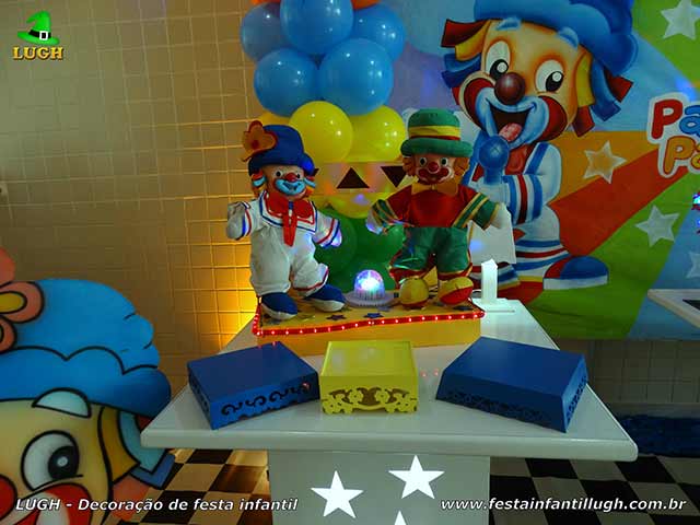 Decoração Patatí Patatá na mesa do bolo para cantar o parabéns