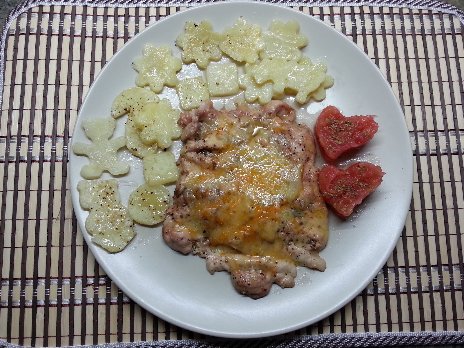 Pollo Al Horno,  Con Queso Patatas Y  Tomate Rallado. 
