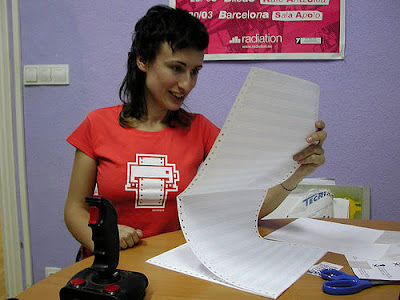 Tipa mirando un papel