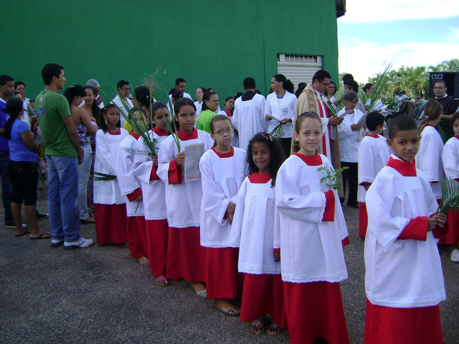 roupa de coroinha vermelha