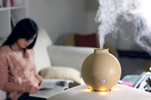 冷氣房待久了,容易出現出現口乾舌燥、肌膚緊繃等情況,這時候除了喝水,也可以出動空氣加濕器,幫身體補補水,改善居家空間或公共場所的室內空氣濕度。 冷氣房待久了,容易出現出現口乾舌燥、肌膚緊繃等情況,這時候除了喝水,也可以出動空氣加濕器,幫身體補補水,改善居家空間或公共場所的室內空氣濕度。