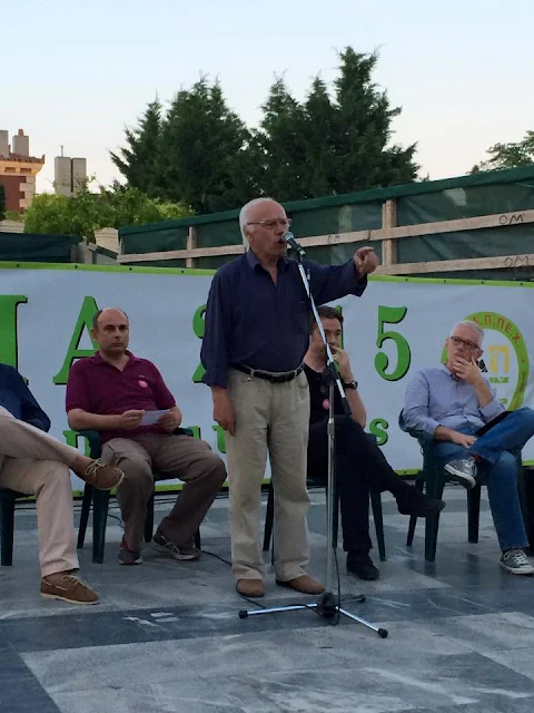 Εύβοια: Ο Φάνης Σπανός πήρε σβάρνα τις πλατείες και διαδηλώνει υπέρ του «ΝΑΙ» - «Κάποιος να τον μαζέψει», λένε οι πολίτες που τον ψήφισαν (ΦΩΤΟ)