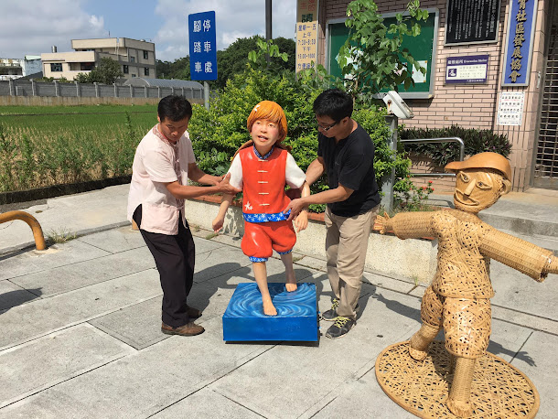藤井芳則為2017桃園地景藝術節所創作的《戲畫青蛙》(GIGA FROG),戲畫(GI GA)?藤井芳則作品發想源自日本戲畫(諷刺畫)與現代的日本漫畫手法有相似之處,鳥獸戲畫也常被稱為日本最古老的漫畫。 藤井芳則為2017桃園地景藝術節所創作的《戲畫青蛙》(GIGA FROG),戲畫(GI GA)?藤井芳則作品發想源自日本戲畫(諷刺畫)與現代的日本漫畫手法有相似之處,鳥獸戲畫也常被稱為日本最古老的漫畫。