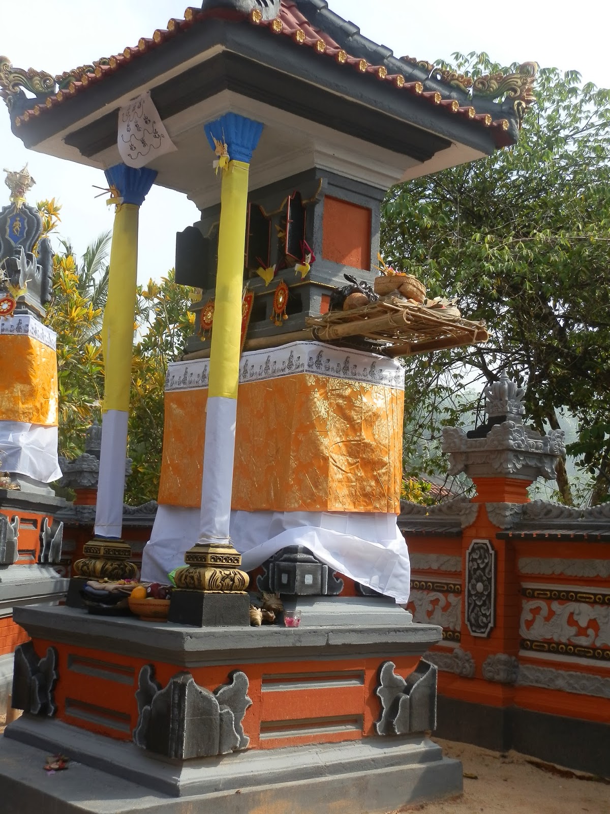 Wayan Alit Sanggah Kemulan Rong Tiga