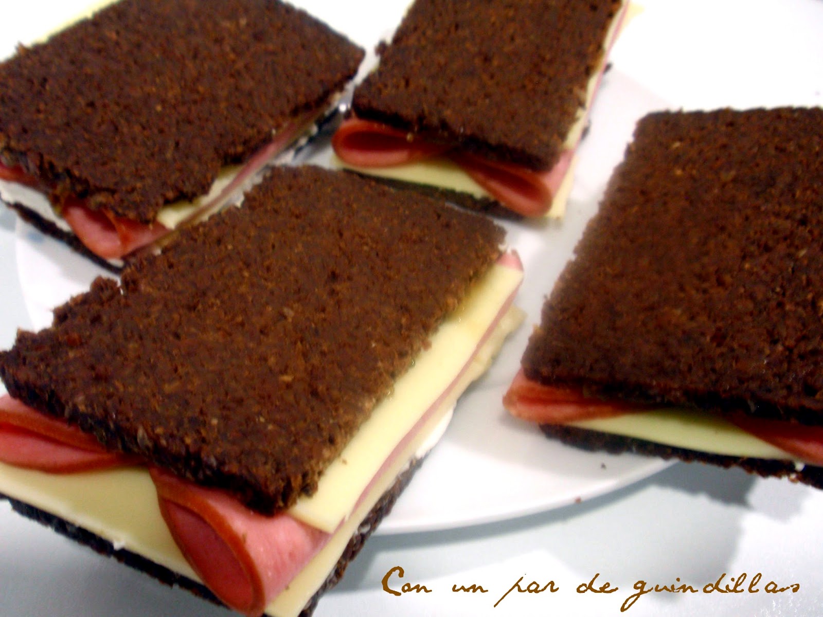 Sandwich de mortadela ahumada y queso, con Pumpernickel (Pan negro de